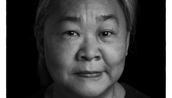 Čtvrtý den se osudy jednotlivce prolínají s kmenovou historií a přerůstání v lásku a úzkost